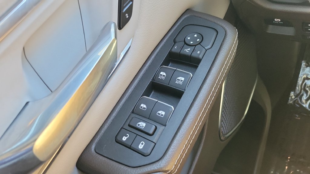 Used 2025 RAM 1500 Laramie AWD/4WD image 17