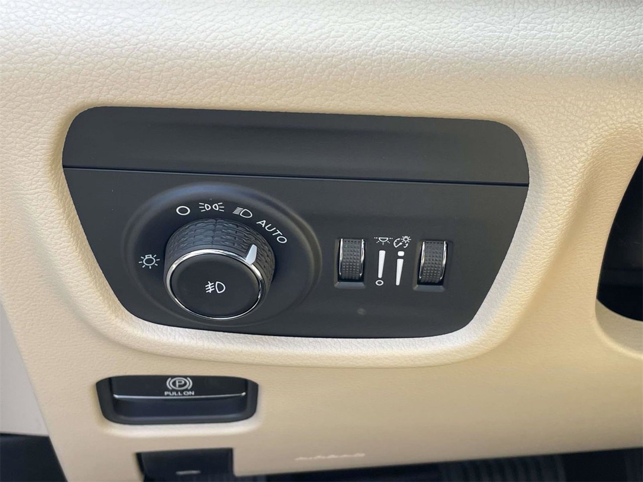 New 2025 Jeep Grand Cherokee Limited w/ Luxury Tech Group II image 12