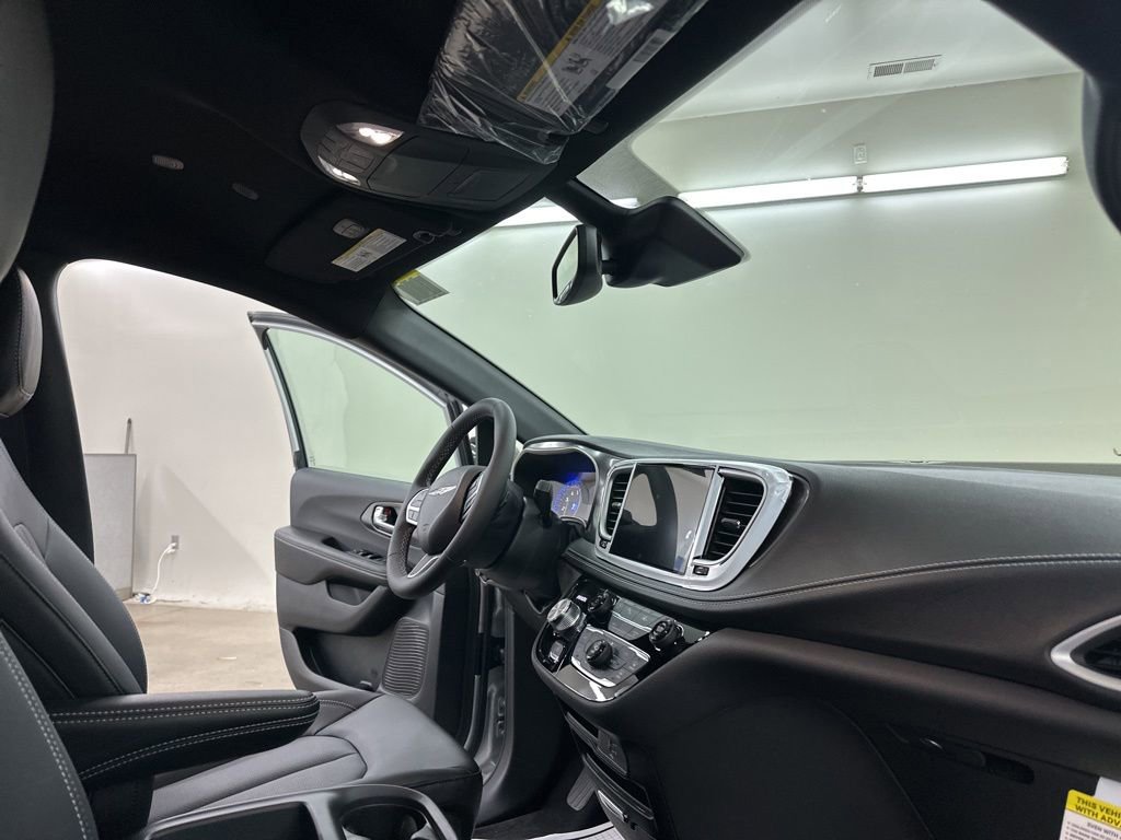 New 2026 Chrysler Pacifica Select image 16