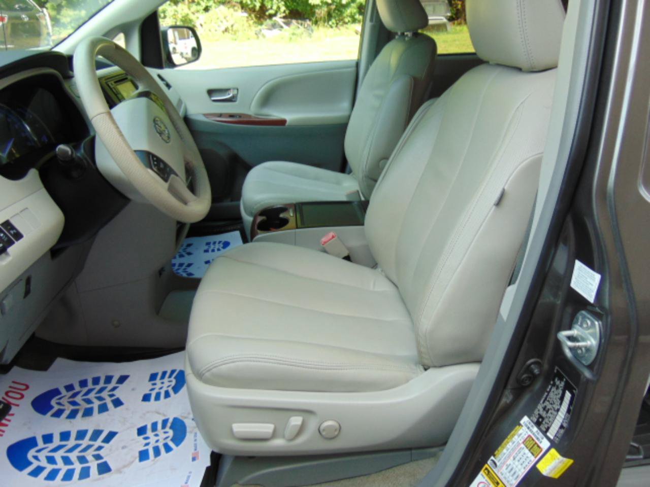 Used 2014 Toyota Sienna XLE w/ Entertainment Package FWD image 5