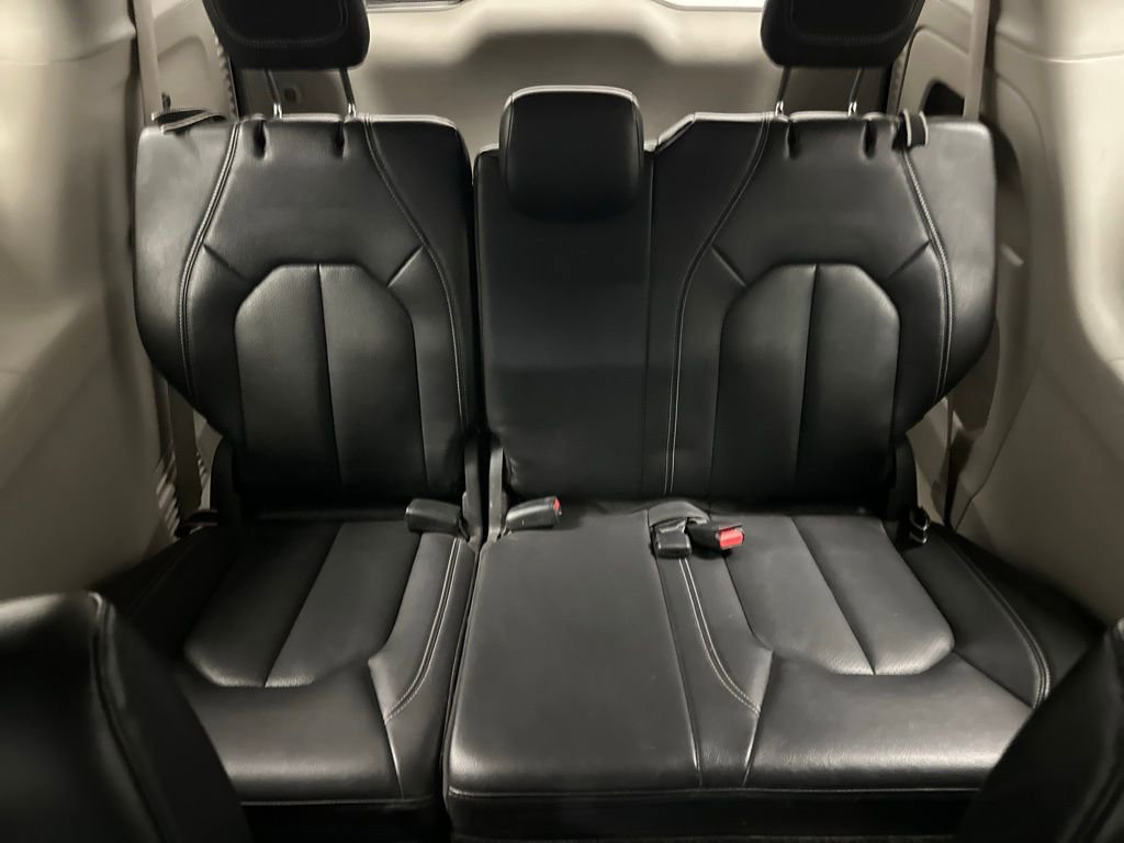 Used 2022 Chrysler Pacifica Touring-L image 16