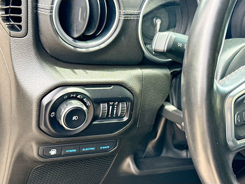 Used 2022 Jeep Wrangler Unlimited Sahara w/ Cold Weather Group AWD/4WD image 11