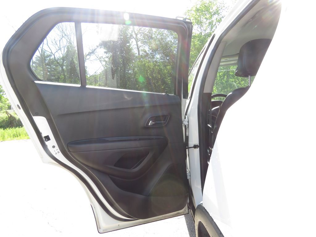 Used 2018 Chevrolet Trax LT w/ LT Convenience Package FWD image 18