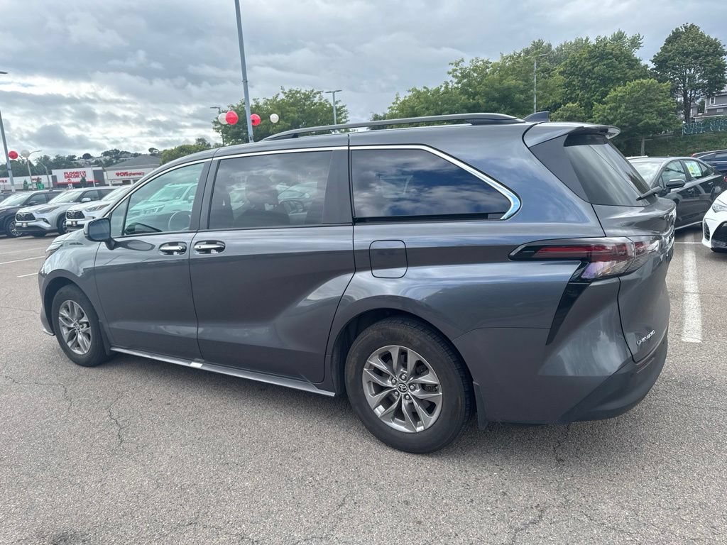 Used 2025 Toyota Sienna XLE w/ XLE Plus Package AWD/4WD image 4