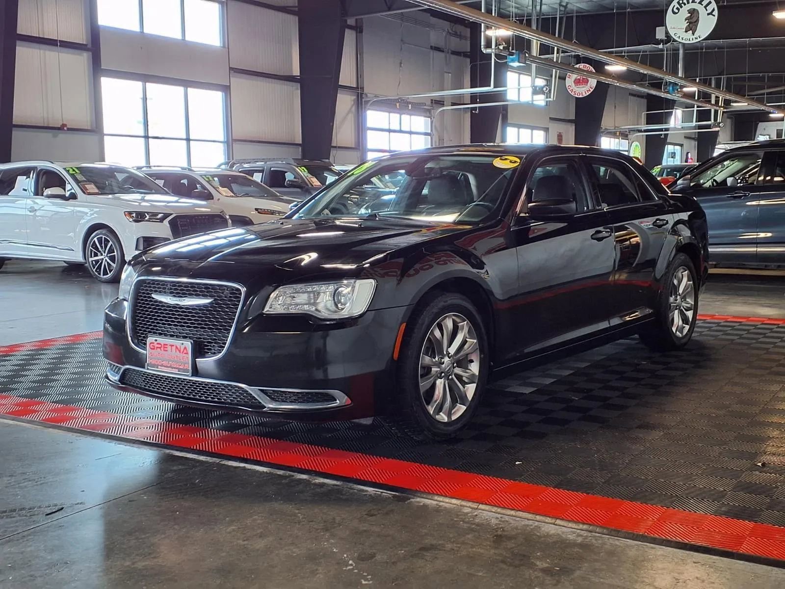 Used 2018 Chrysler 300 Touring image 3