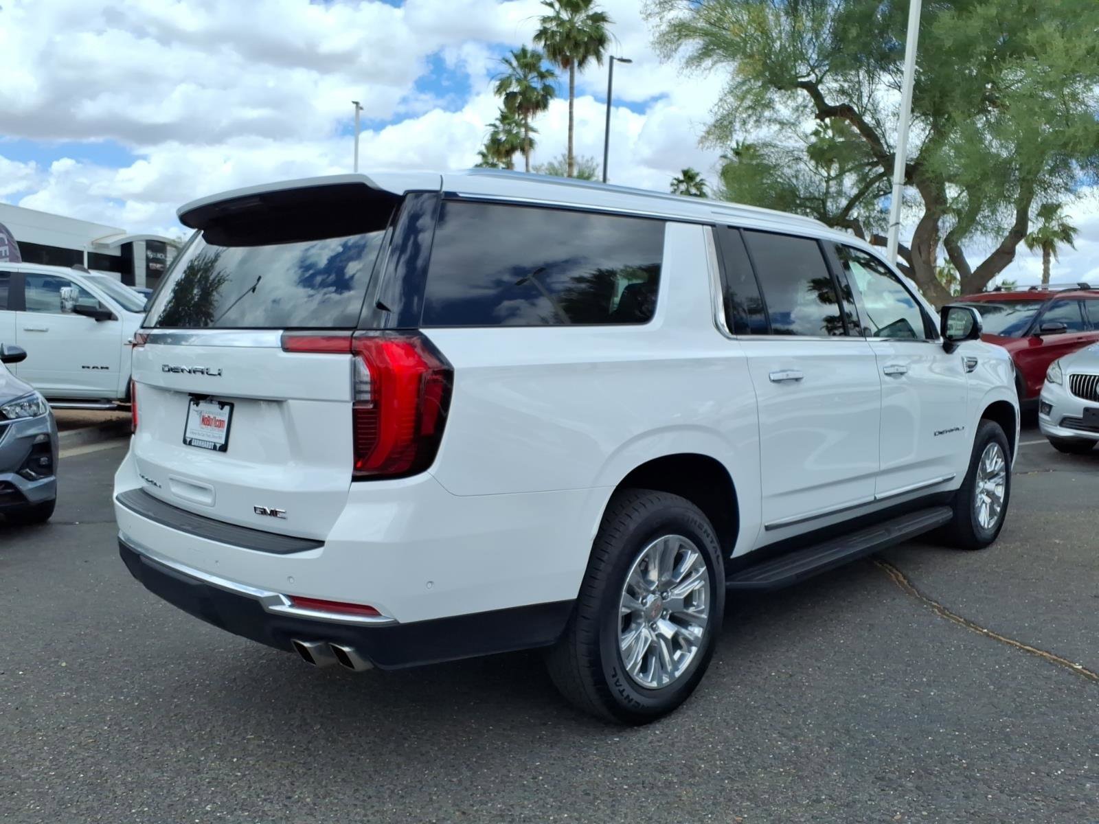 Used 2025 GMC Yukon XL Denali AWD/4WD image 5