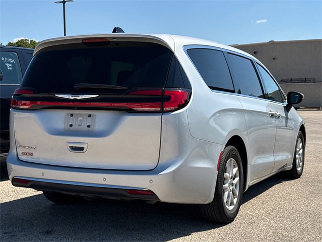 Used 2023 Chrysler Pacifica Touring-L image 11