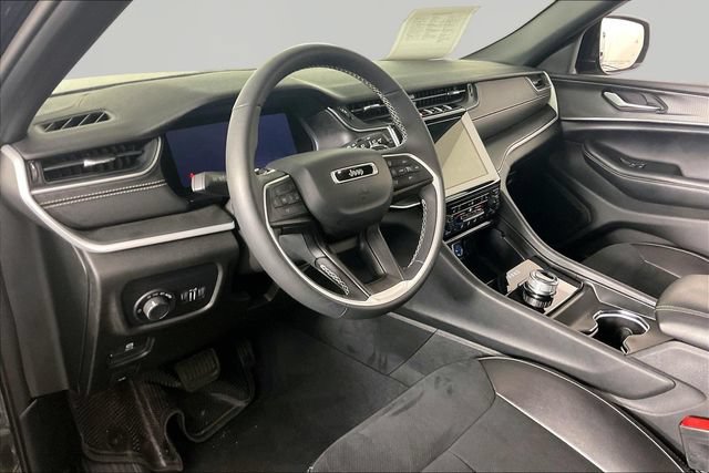 Used 2024 Jeep Grand Cherokee Altitude AWD/4WD image 16