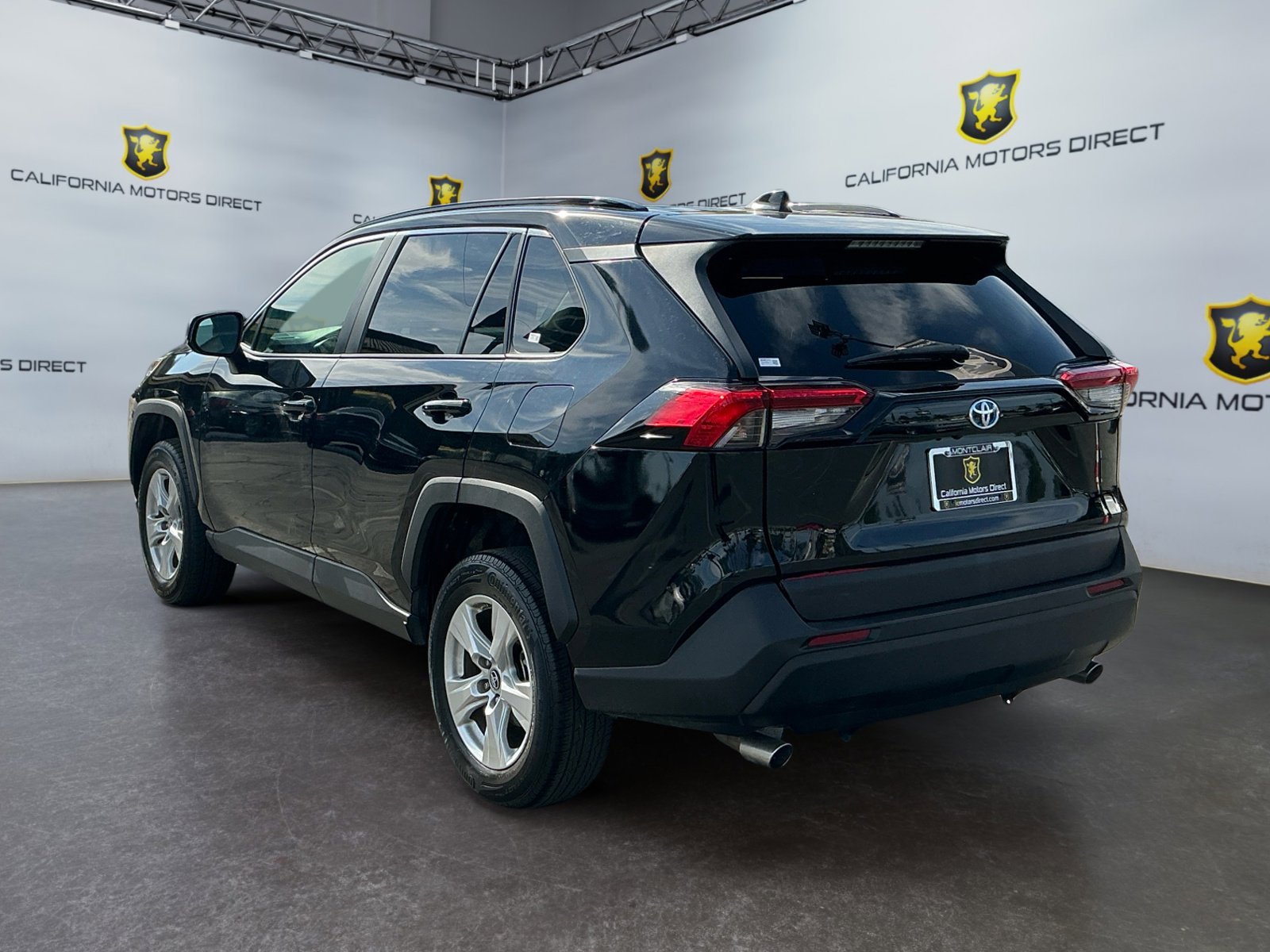 Used 2021 Toyota RAV4 LE image 3