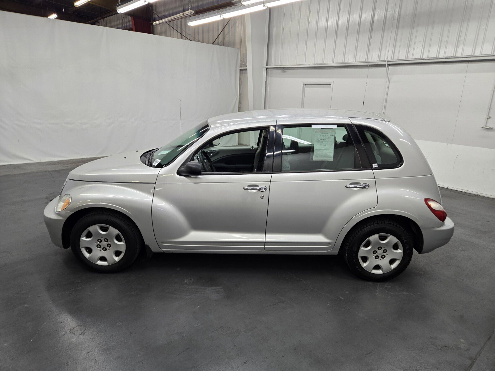 Used 2009 Chrysler PT Cruiser FWD image 2