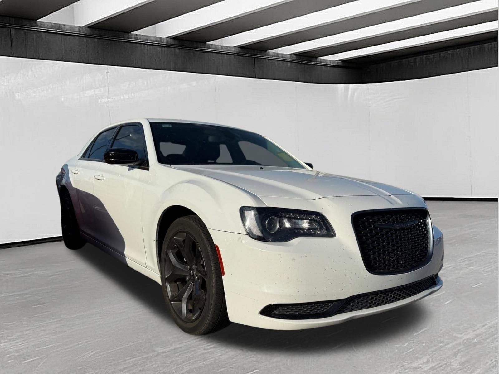 Used 2022 Chrysler 300 Touring w/ Sport Appearance Package RWD image 5