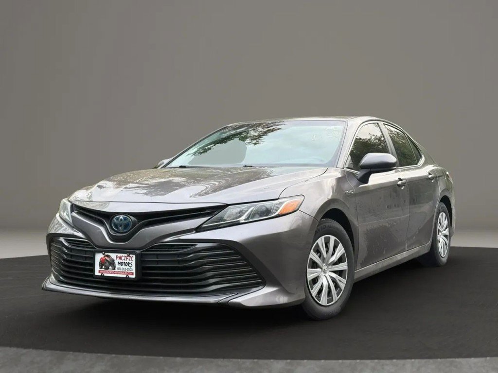 Used 2018 Toyota Camry LE FWD image 3