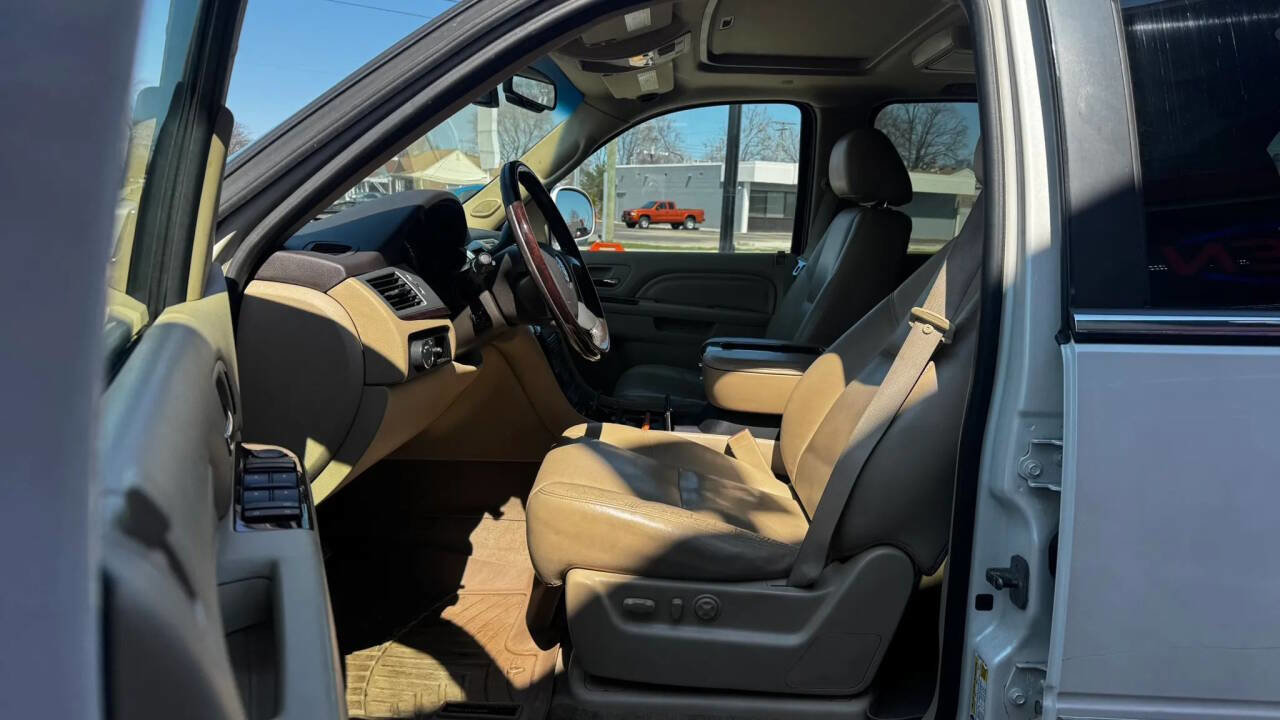 Used 2011 Cadillac Escalade ESV Luxury AWD/4WD image 12