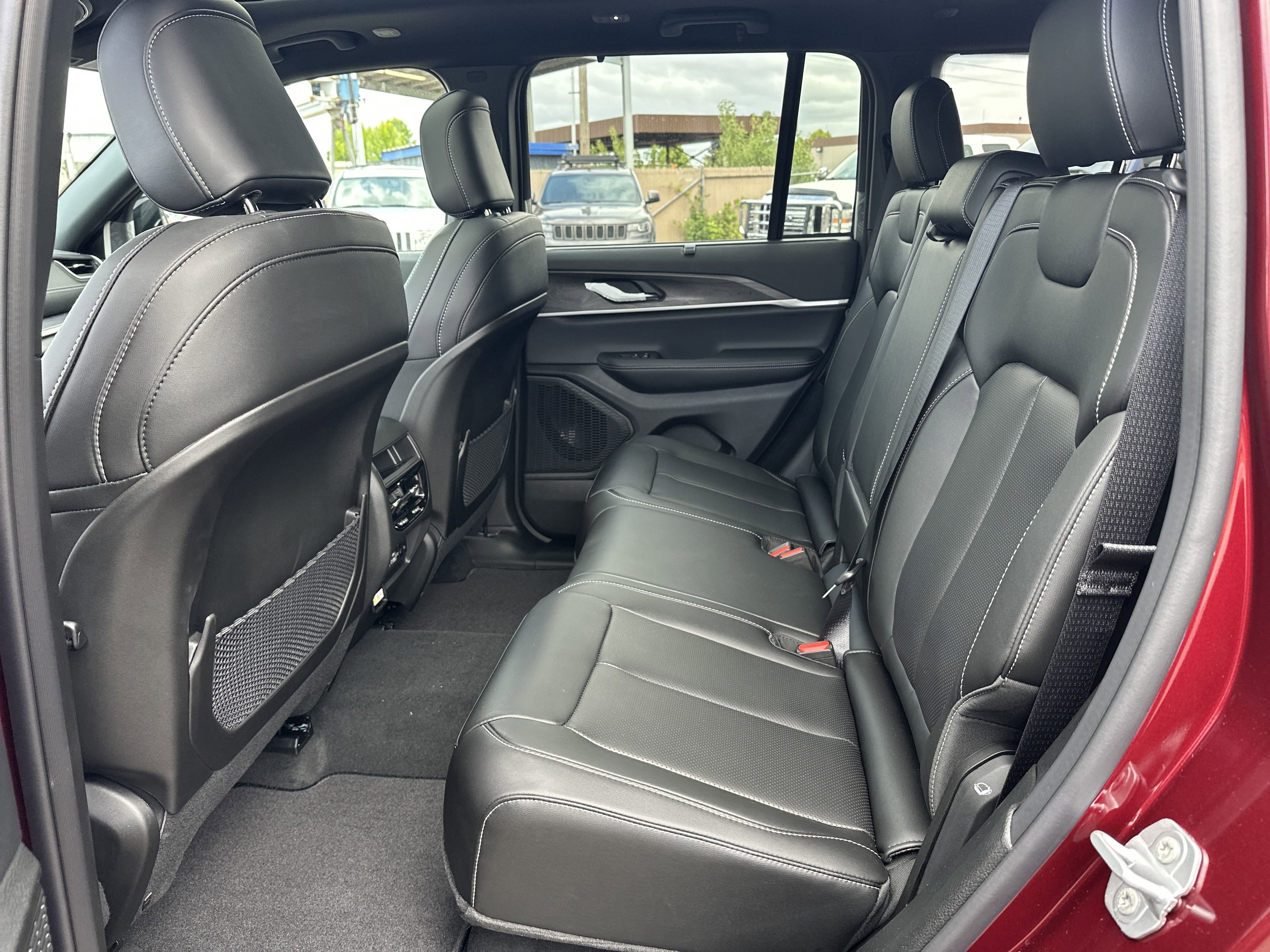 New 2025 Jeep Grand Cherokee Limited w/ Luxury Tech Group II image 12