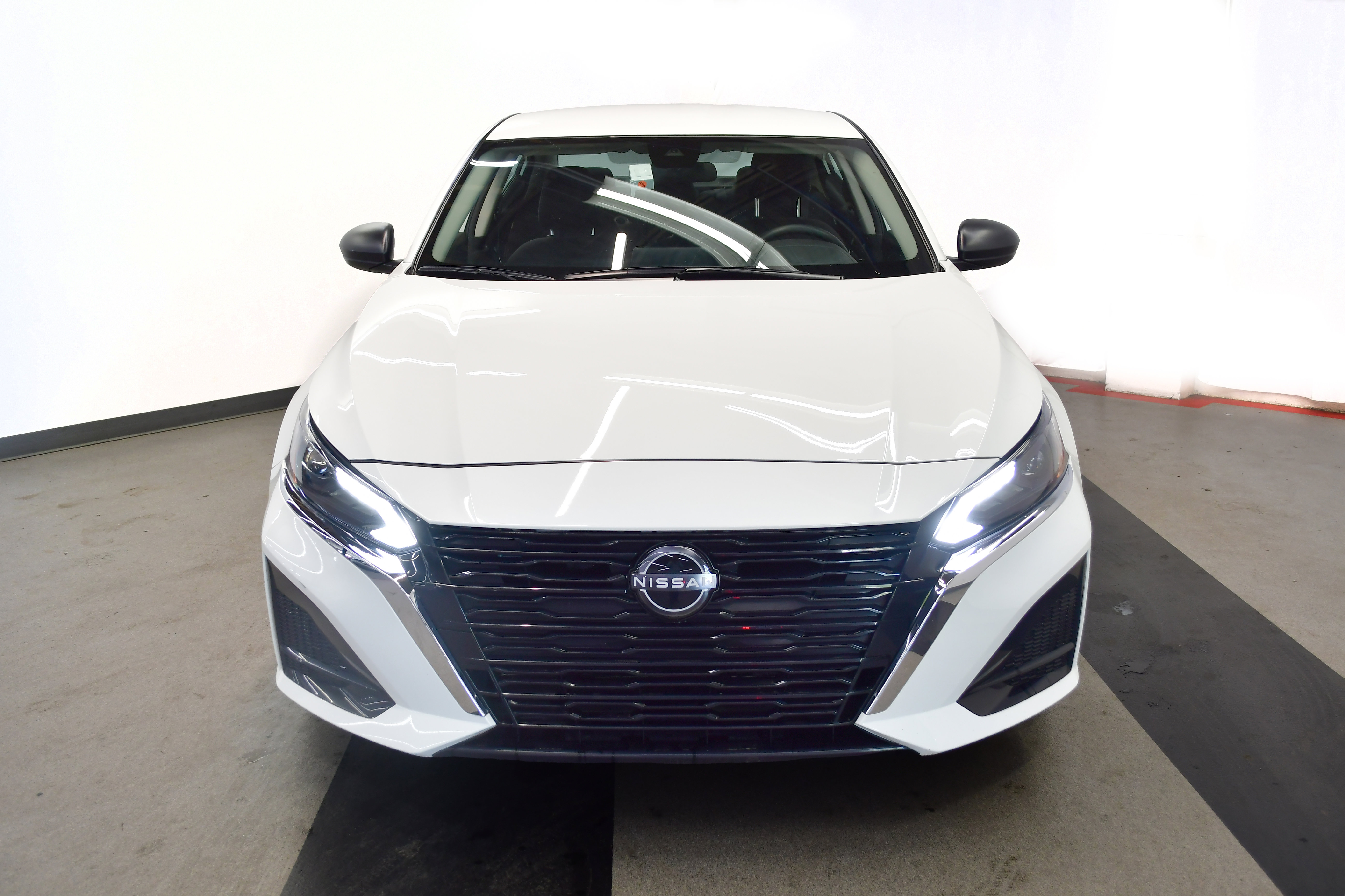 Used 2025 Nissan Altima 2.5 SV FWD image 3