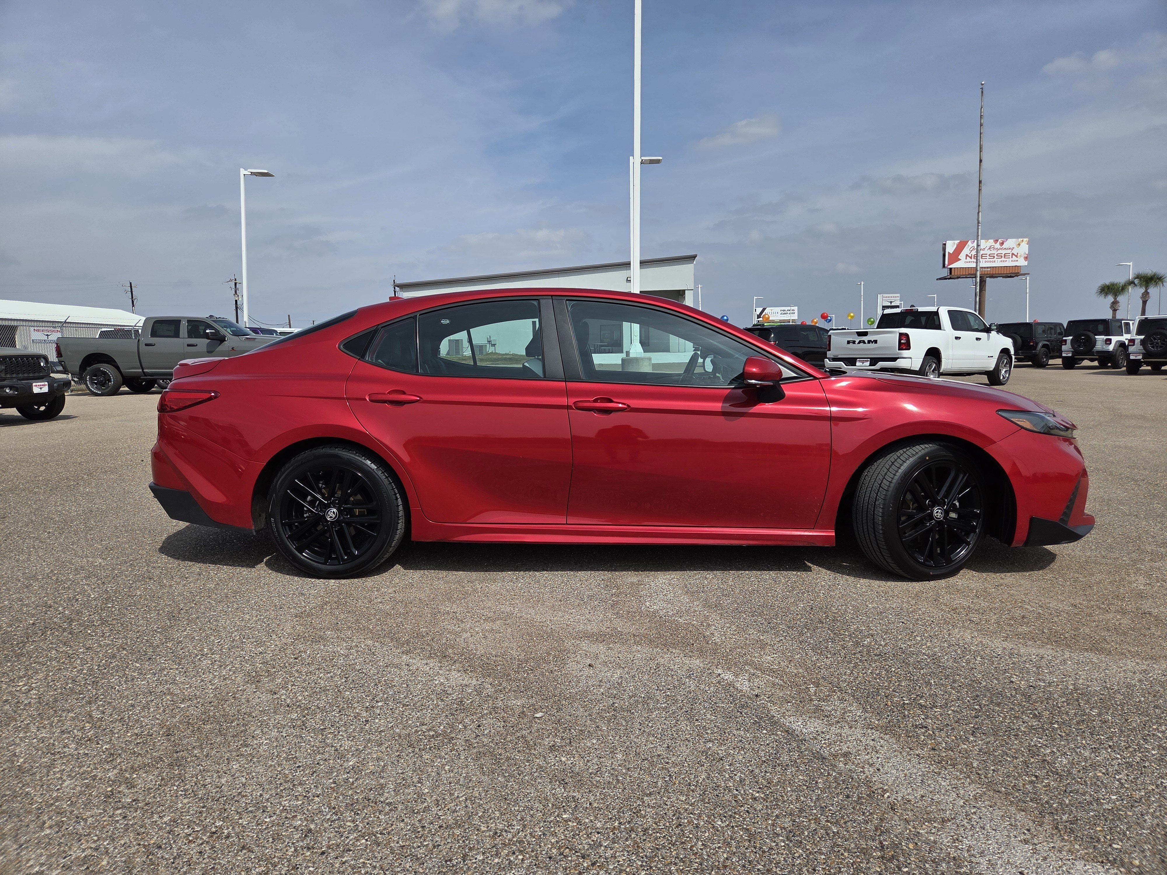 Used 2025 Toyota Camry SE image 8