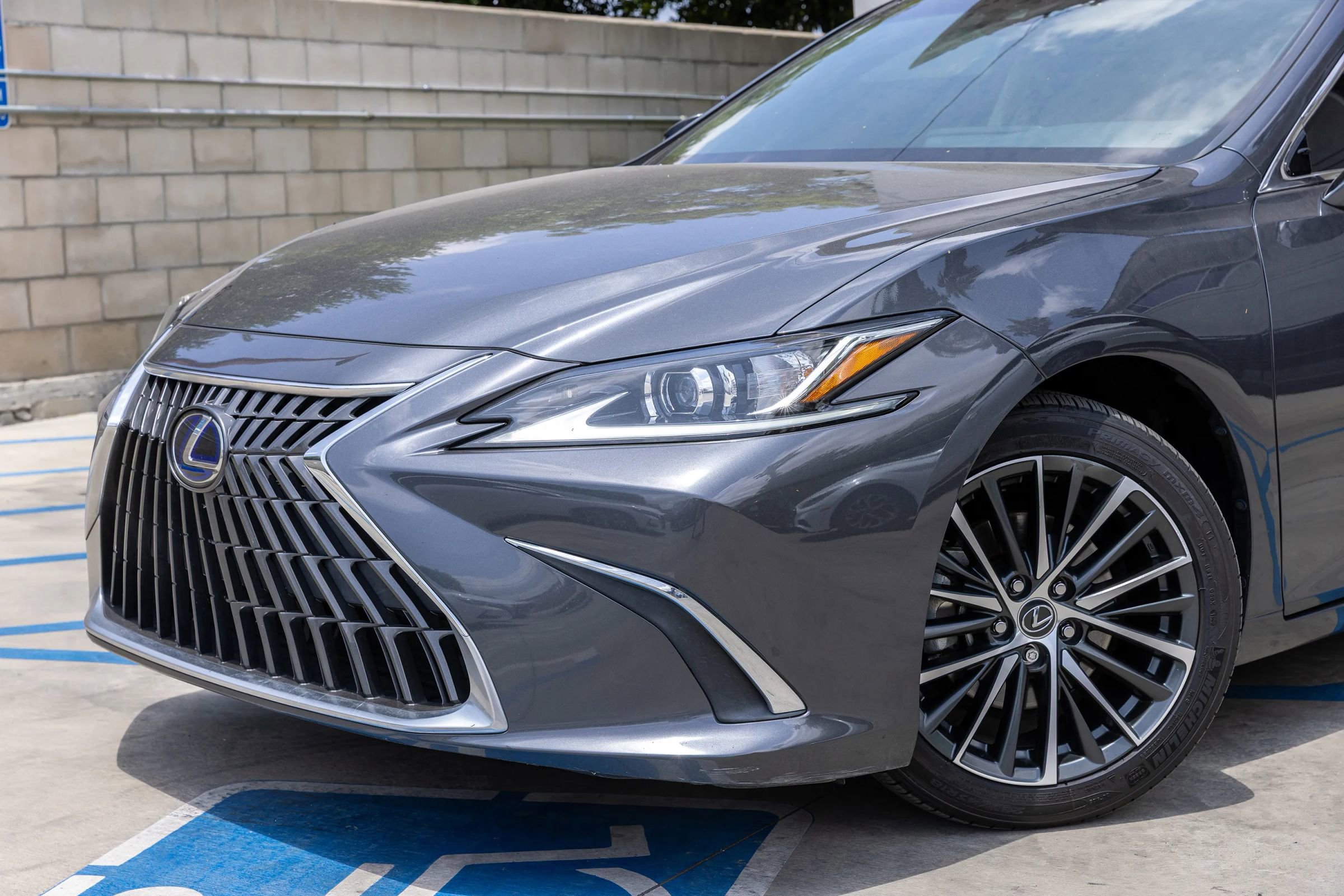 Used 2022 Lexus ES 300h w/ Accessory Package FWD image 7