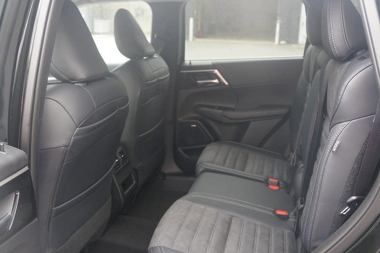 New 2025 Mitsubishi Outlander SE image 17