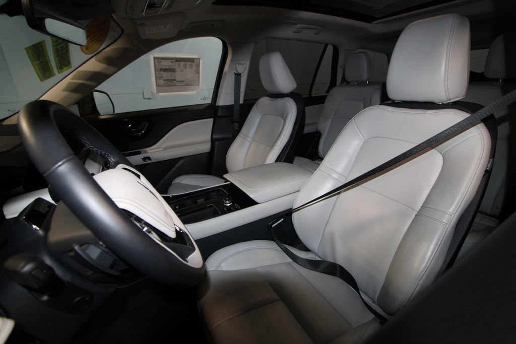 Used 2025 Lincoln Aviator AWD image 4