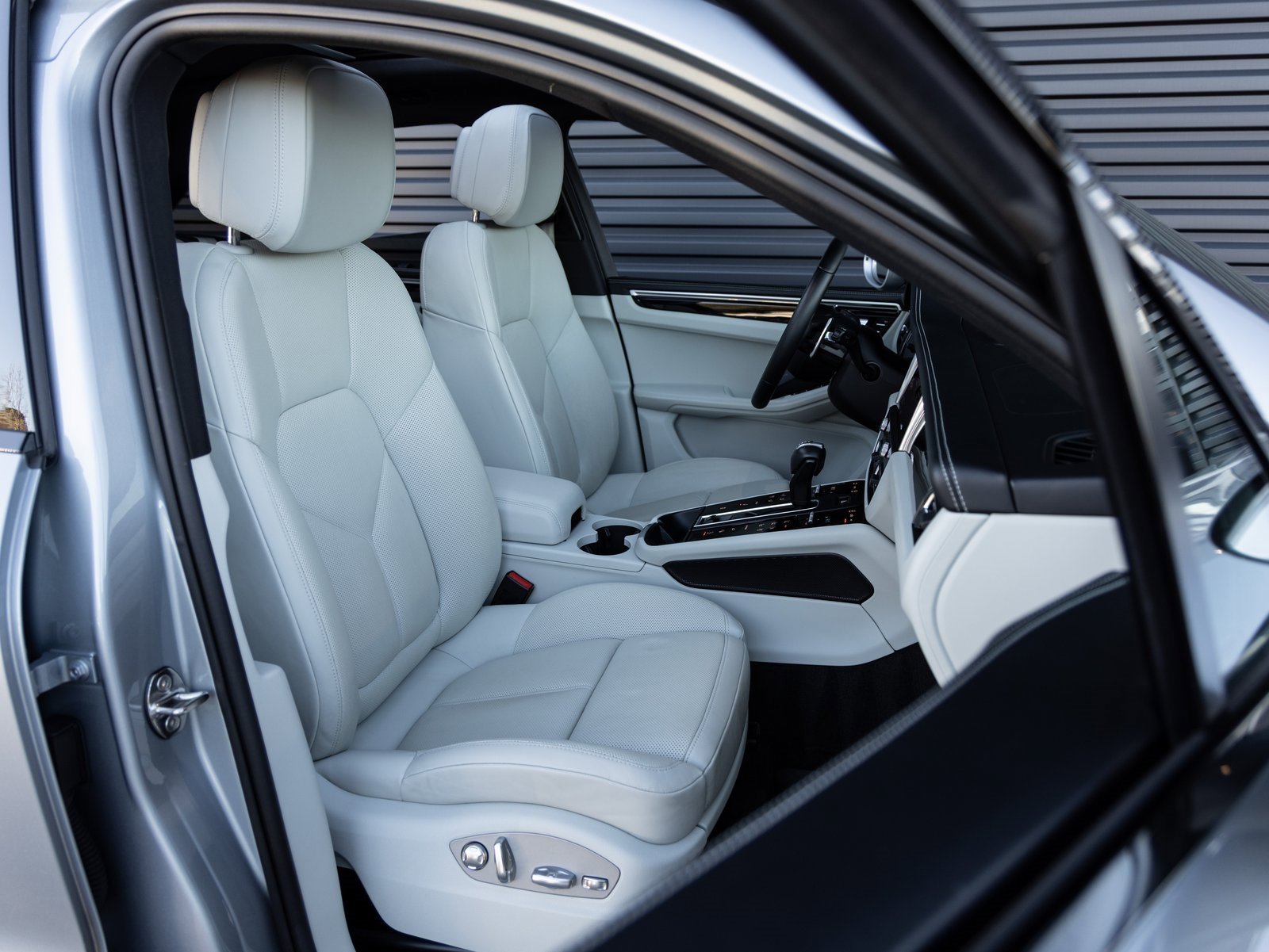 Used 2023 Porsche Macan S image 32