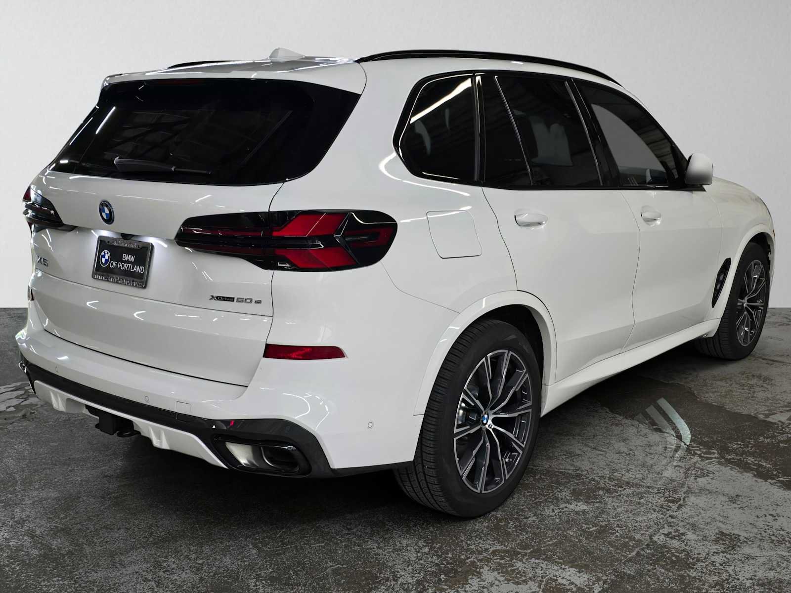 Used 2026 BMW X5 xDrive50e w/ M Sport Package AWD/4WD image 4