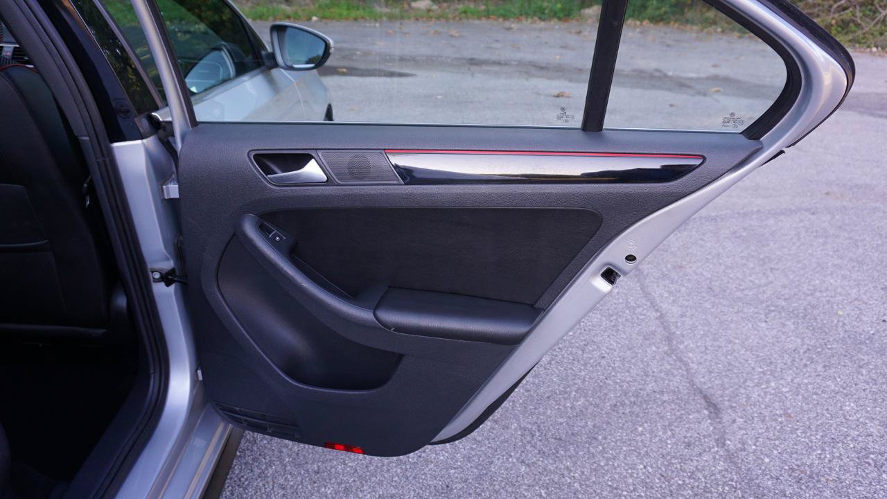Used 2015 Volkswagen Jetta GLI SE FWD image 23