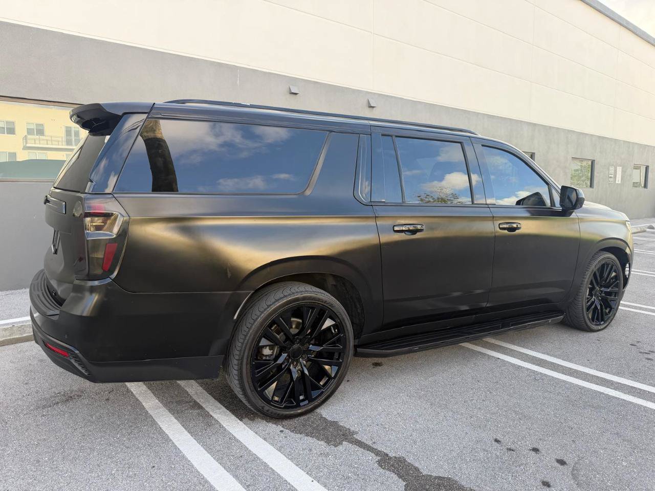 Used 2021 Chevrolet Suburban LT RWD image 4