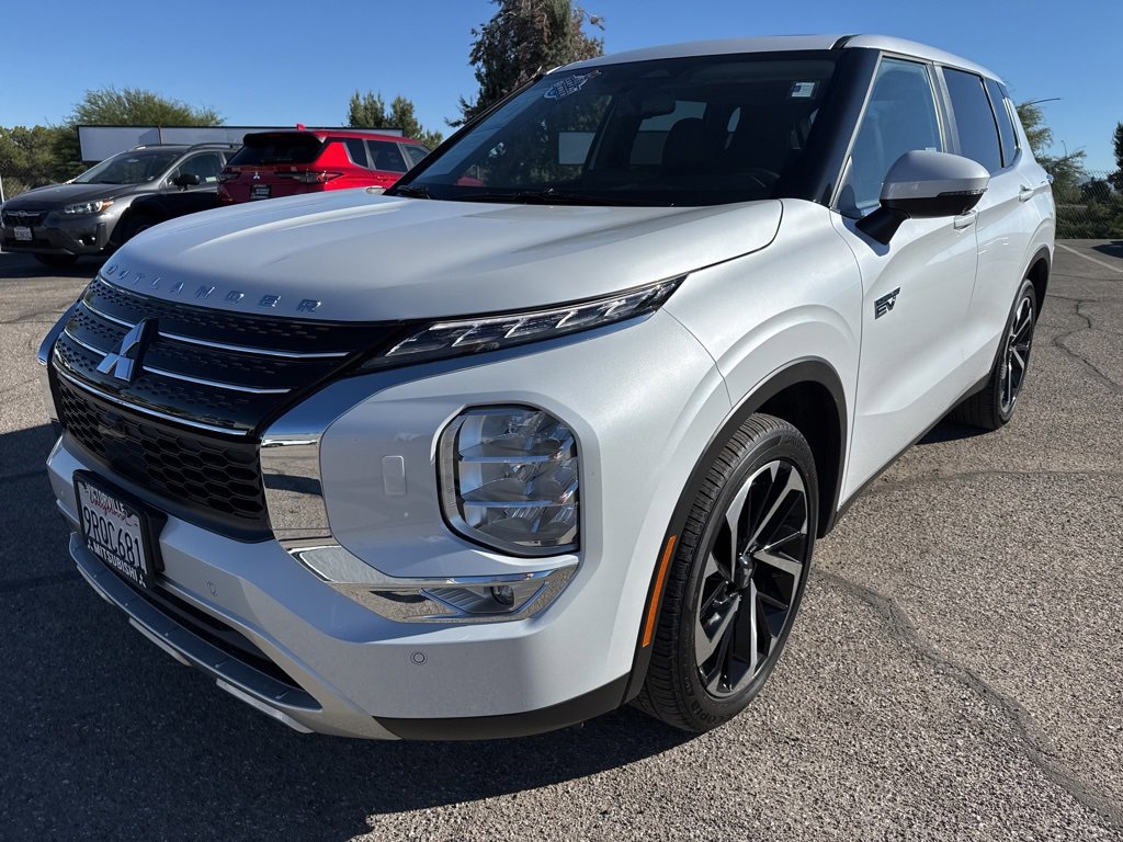 Used 2025 Mitsubishi Outlander SE image 3