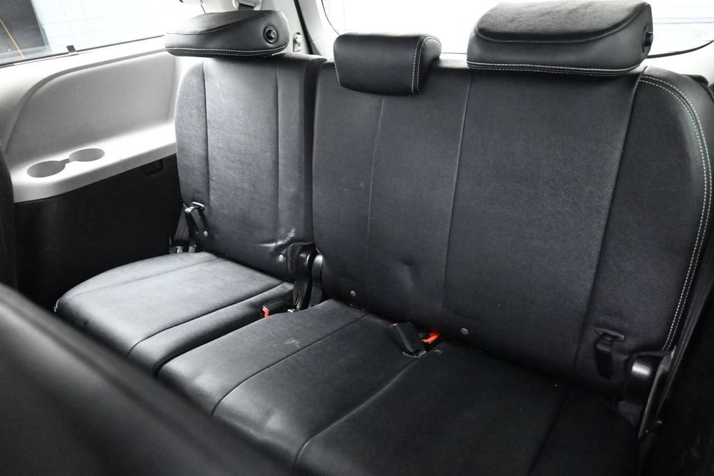 Used 2017 Toyota Sienna SE FWD image 21