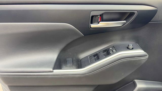 Used 2023 Toyota Highlander XLE FWD image 23
