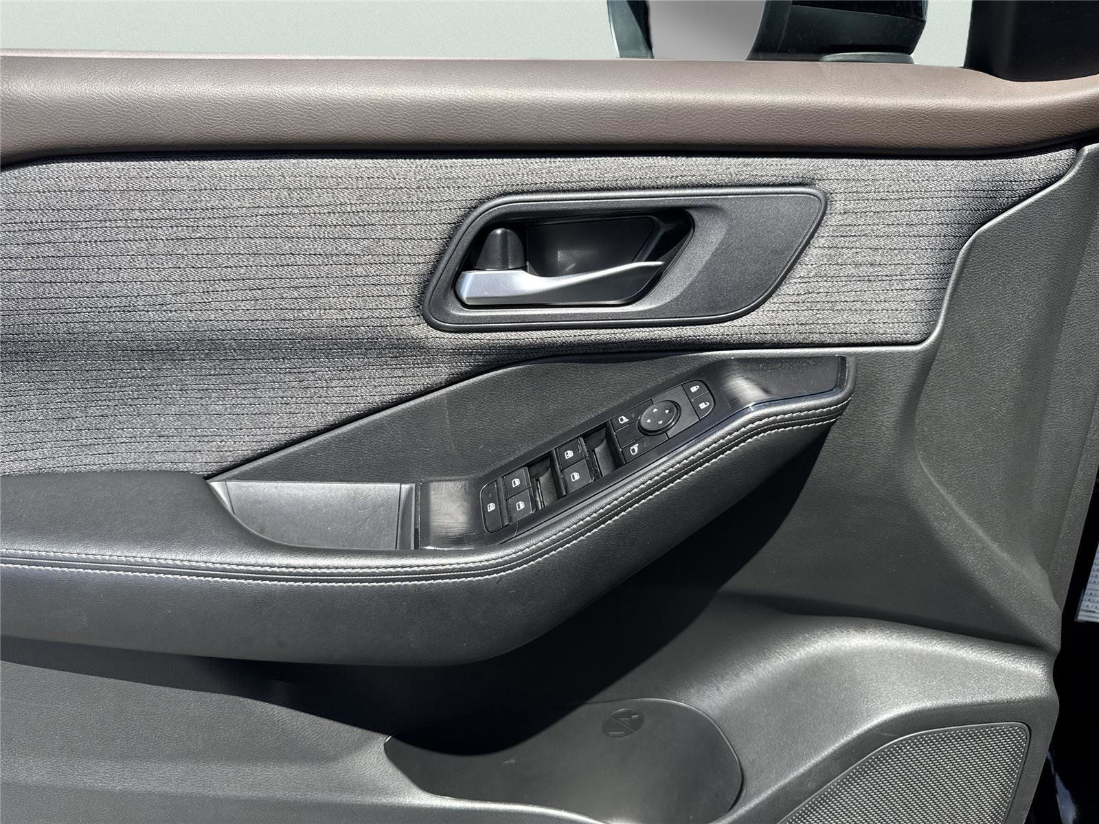 Used 2023 Nissan Rogue SV FWD image 17