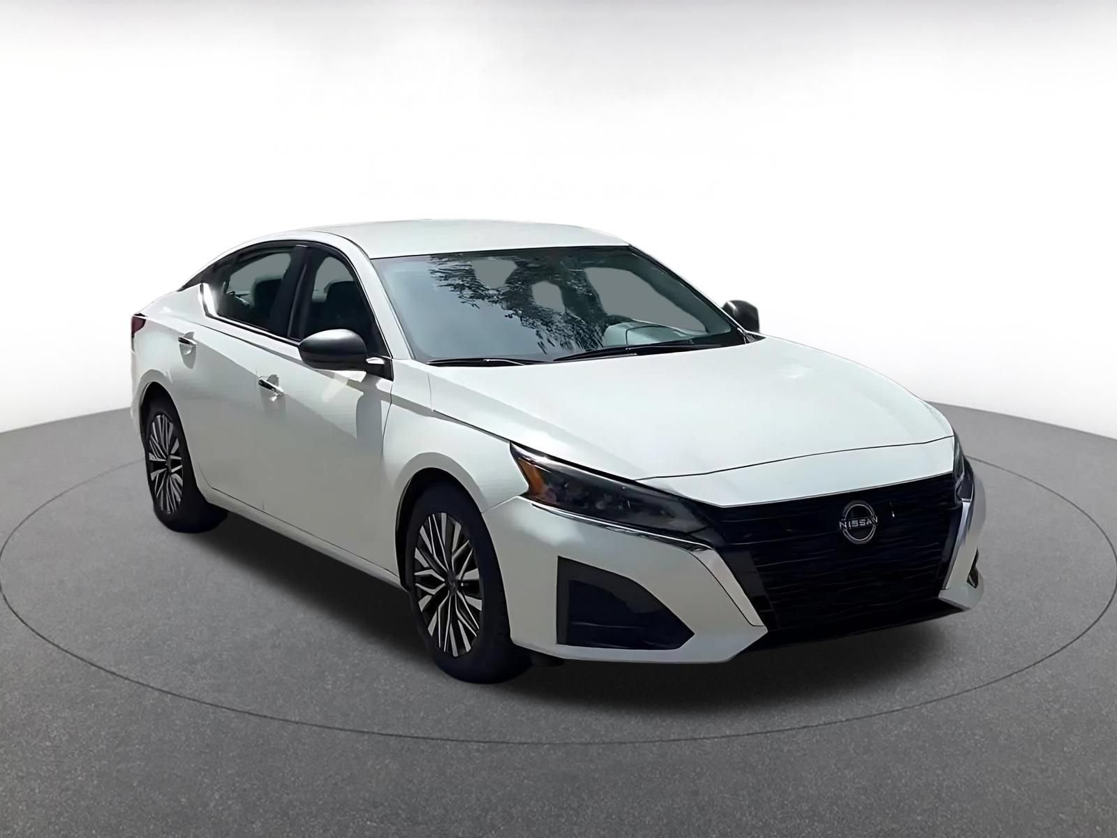 Used 2025 Nissan Altima 2.5 SV FWD image 3