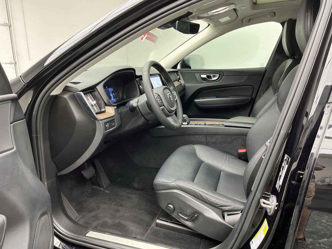 Used 2022 Volvo XC60 B5 Momentum AWD/4WD image 3