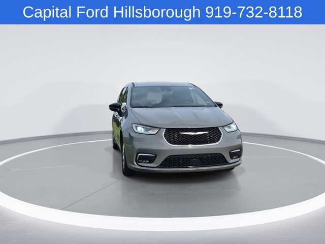 Used 2025 Chrysler Pacifica Select FWD image 2