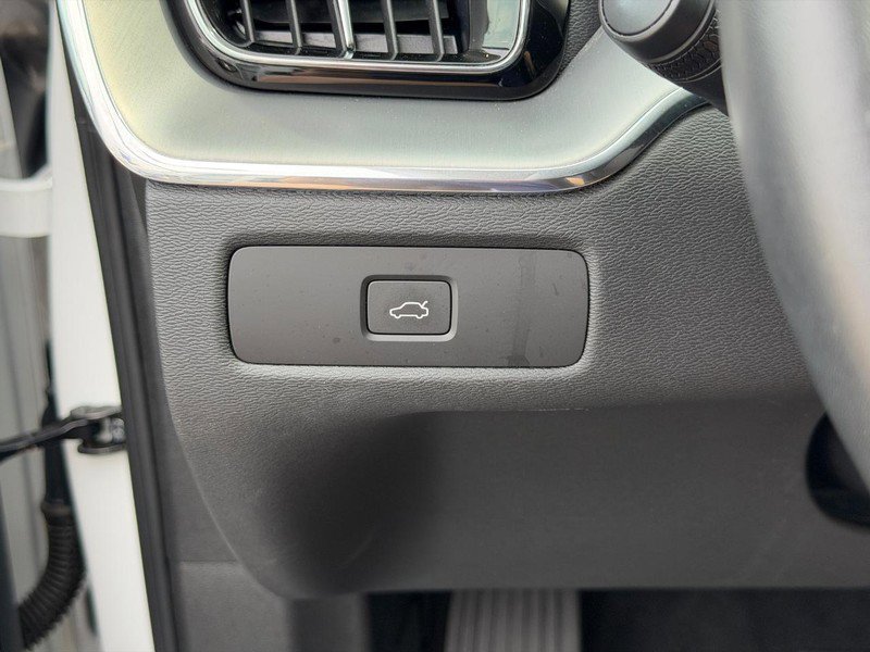 Certified 2023 Volvo XC60 B5 Core AWD/4WD image 19