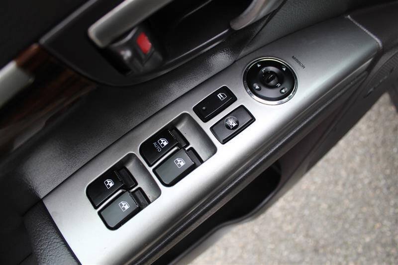 Used 2012 Hyundai Santa Fe Limited w/ Navigation Pkg 4 FWD image 12