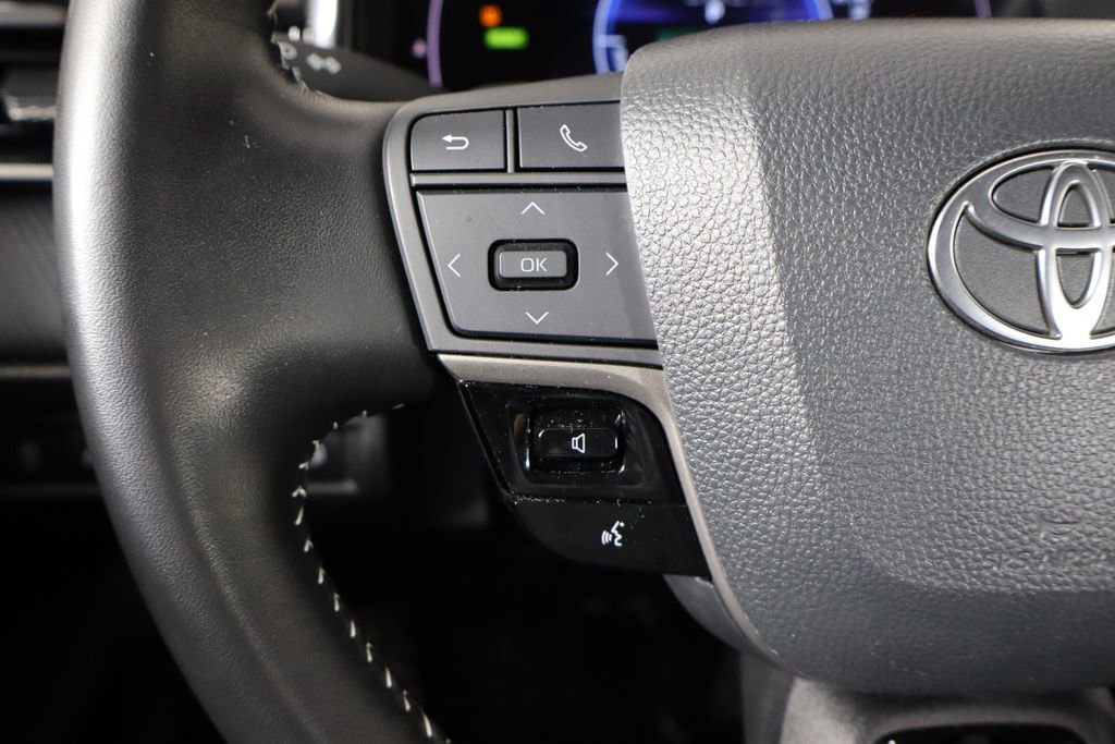 Used 2025 Toyota Camry SE FWD image 8