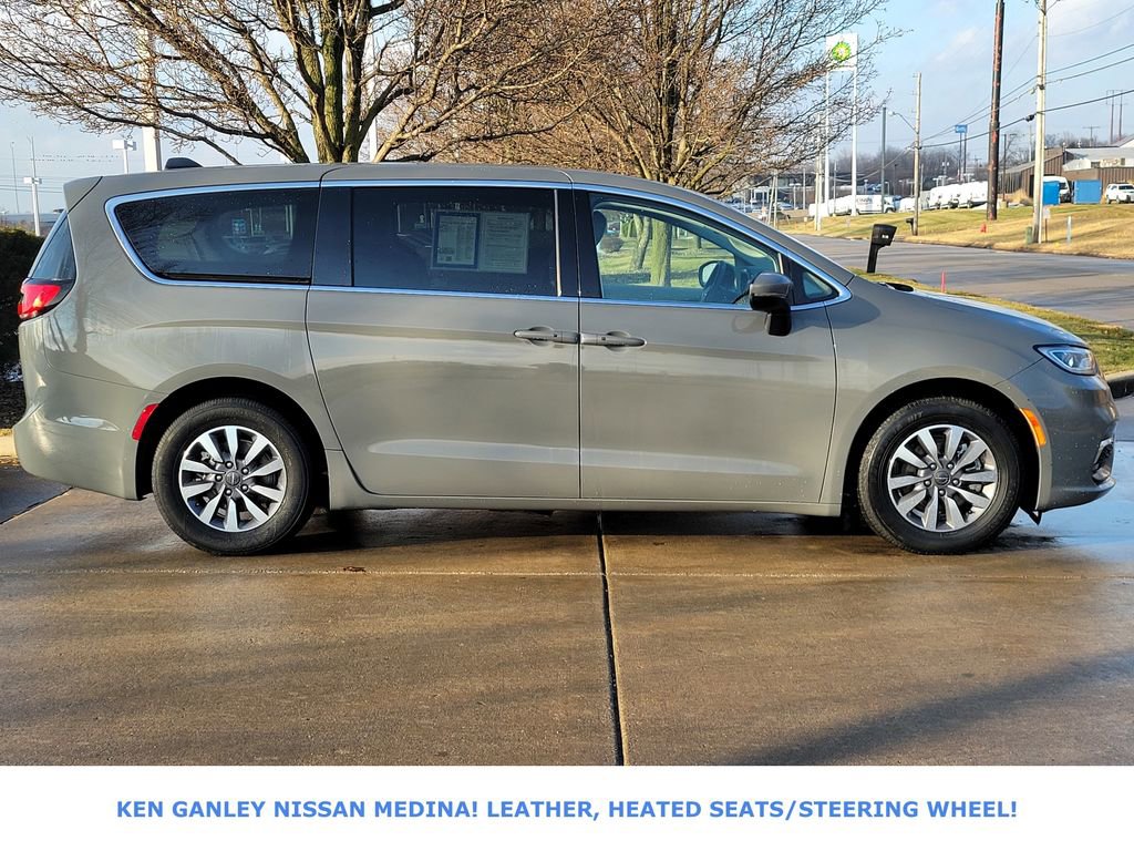 Used 2023 Chrysler Pacifica Touring-L image 2