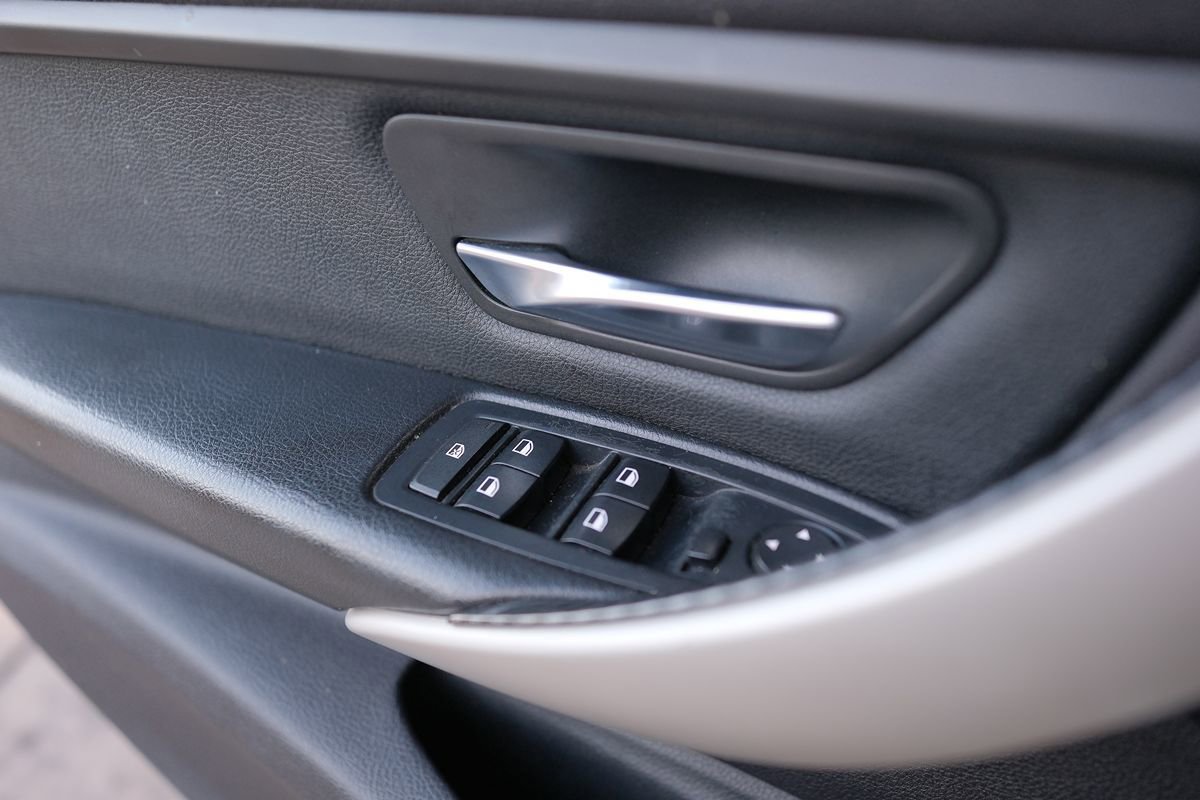 Used 2015 BMW 320i Sedan RWD image 12