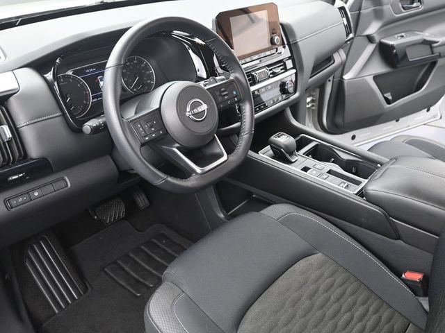 Used 2024 Nissan Pathfinder SV image 13