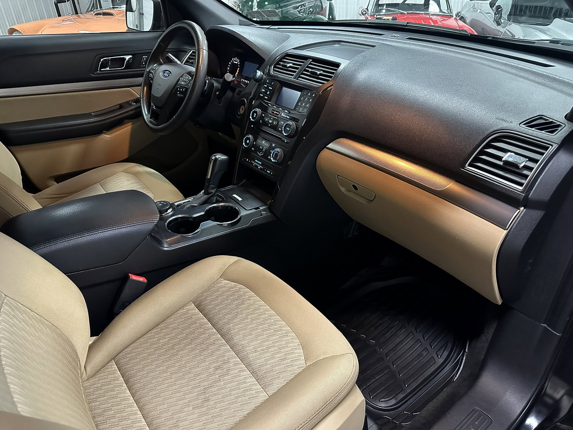 Used 2017 Ford Explorer XLT image 38