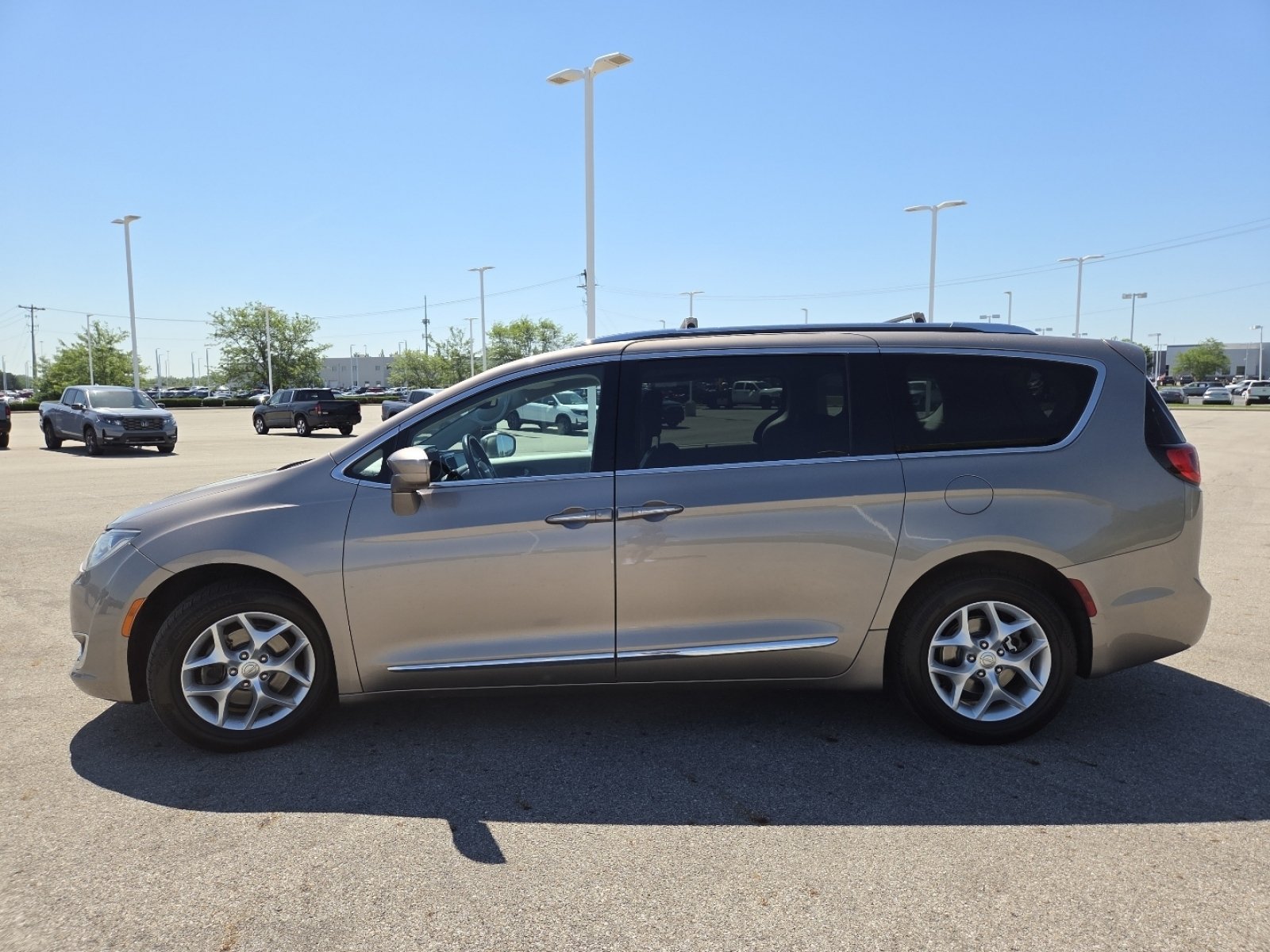 Used 2017 Chrysler Pacifica Touring-L Plus w/ Tire & Wheel Group FWD image 14