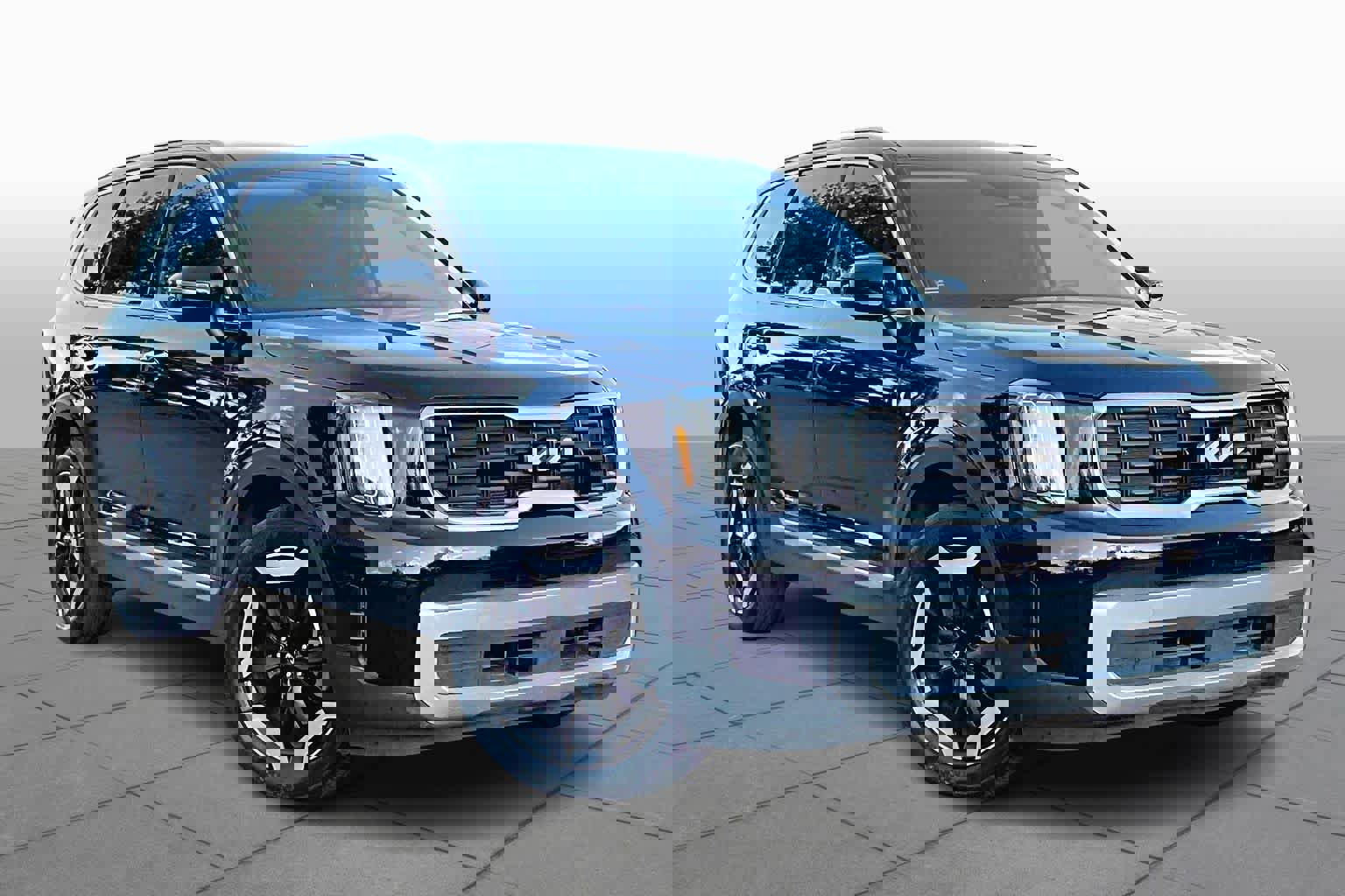 Used 2023 Kia Telluride S image 2