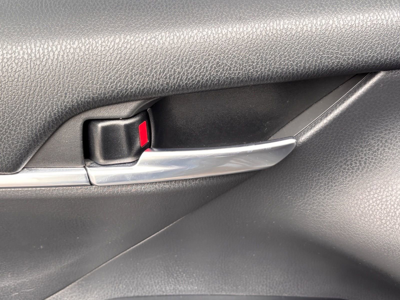 Used 2018 Toyota Camry LE FWD image 20