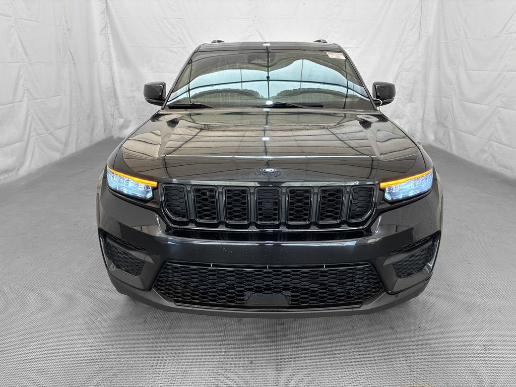 Used 2023 Jeep Grand Cherokee Altitude AWD/4WD image 2