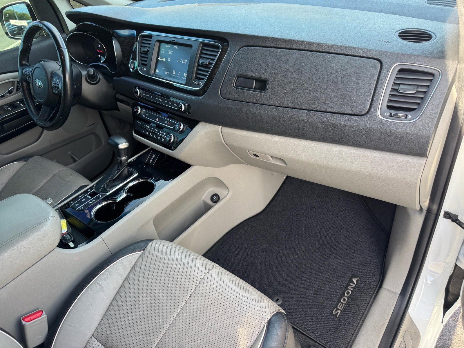 Used 2019 Kia Sedona SX image 11