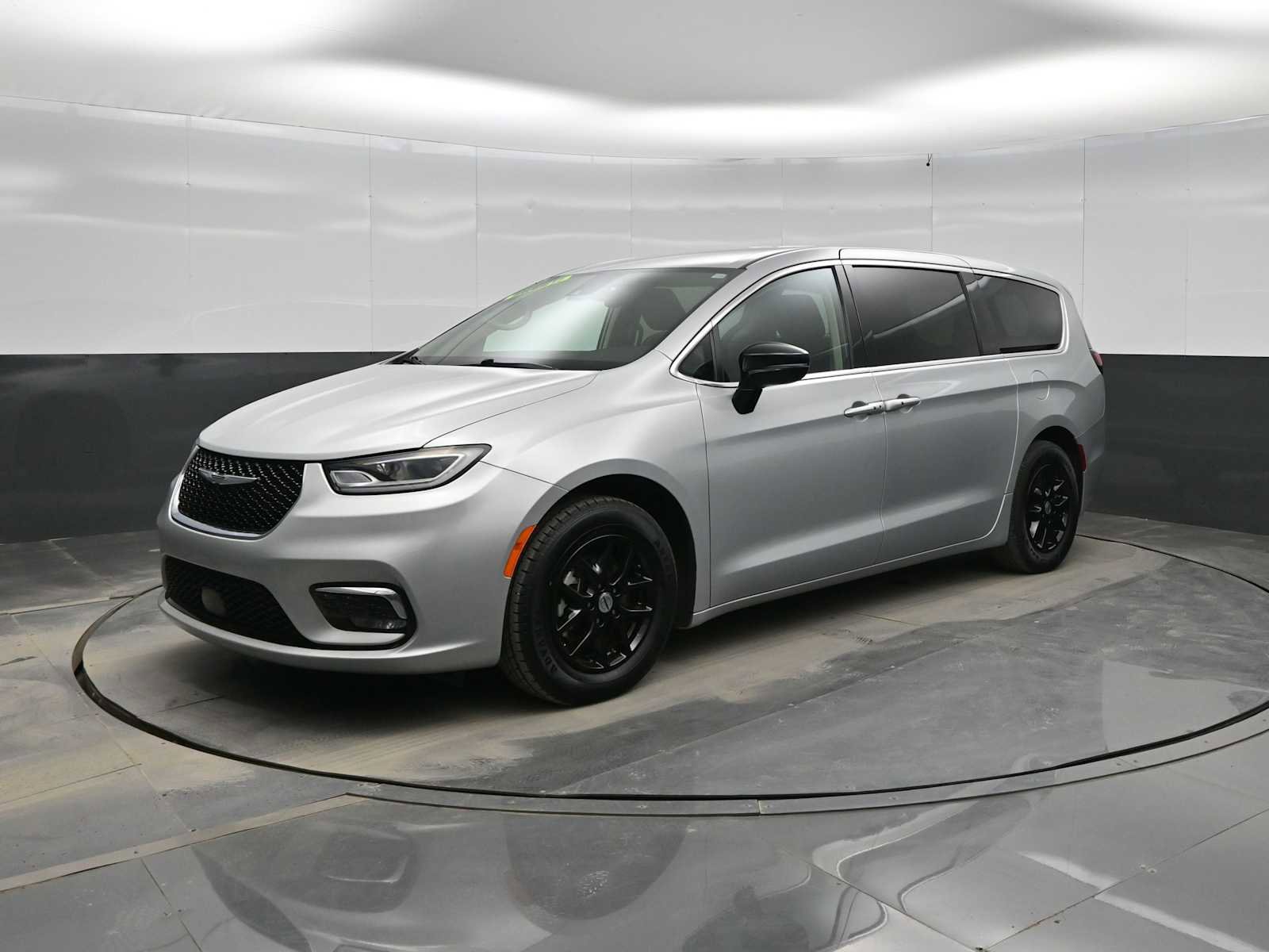 Used 2024 Chrysler Pacifica Touring-L image 4