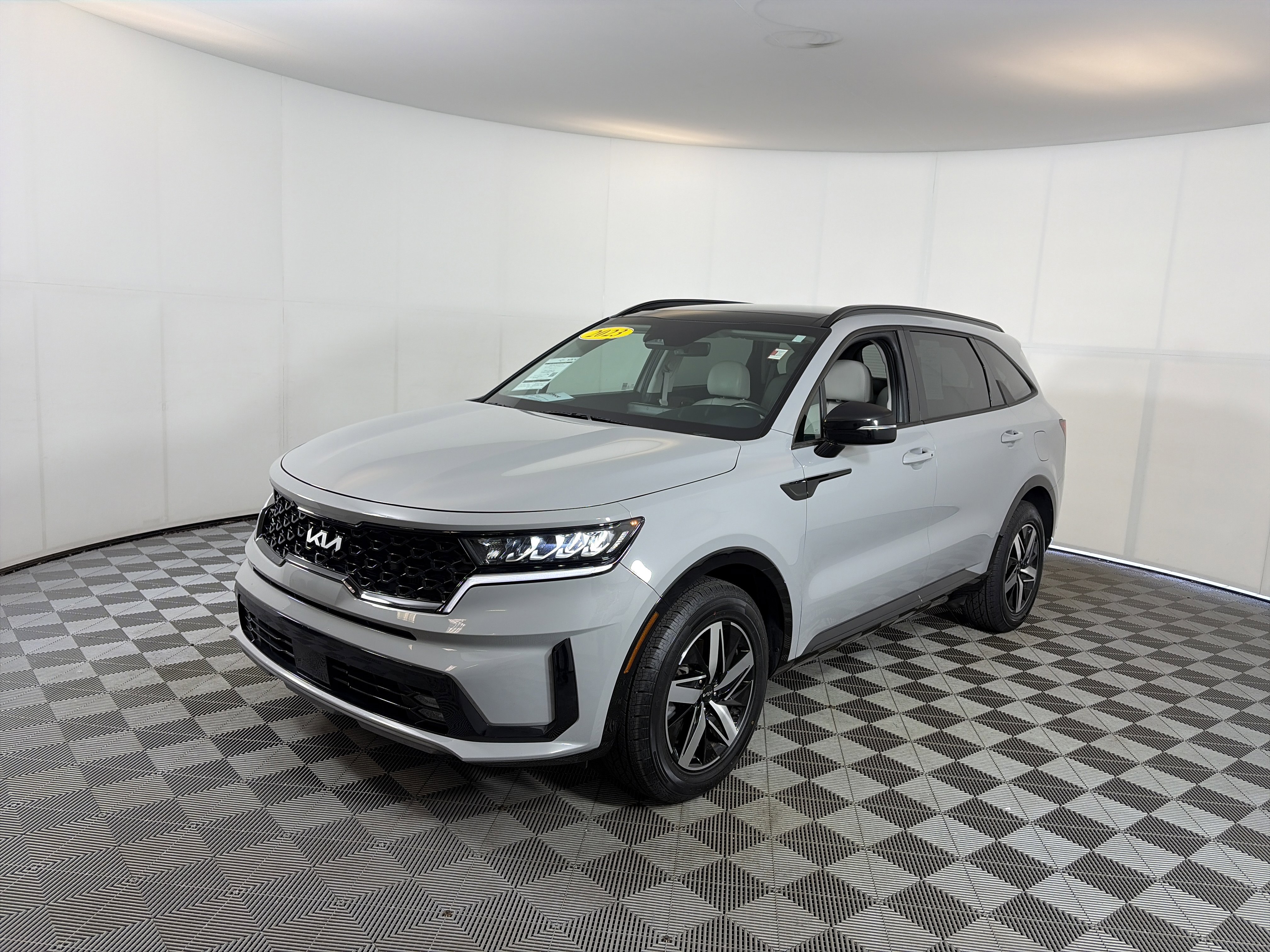 Certified 2023 Kia Sorento EX w/ Panoramic Sunroof Package FWD image 2