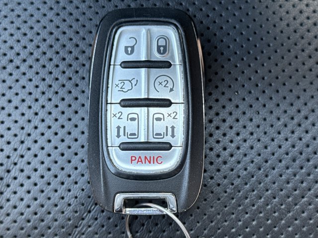 Used 2025 Chrysler Pacifica Limited FWD image 28
