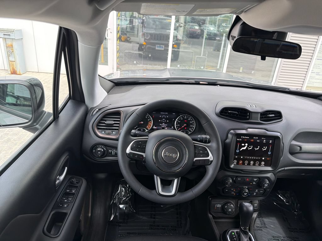 Used 2023 Jeep Renegade Latitude AWD/4WD image 14